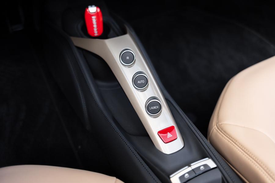 Детали интерьера Ferrari 488 Spider Sleek Beauty (233572) 2018 года  (фото 14 из 22)